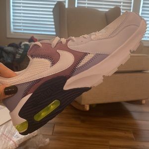 WMS Nike Air Max Excee (Size 8.5) NEW comes with BOX